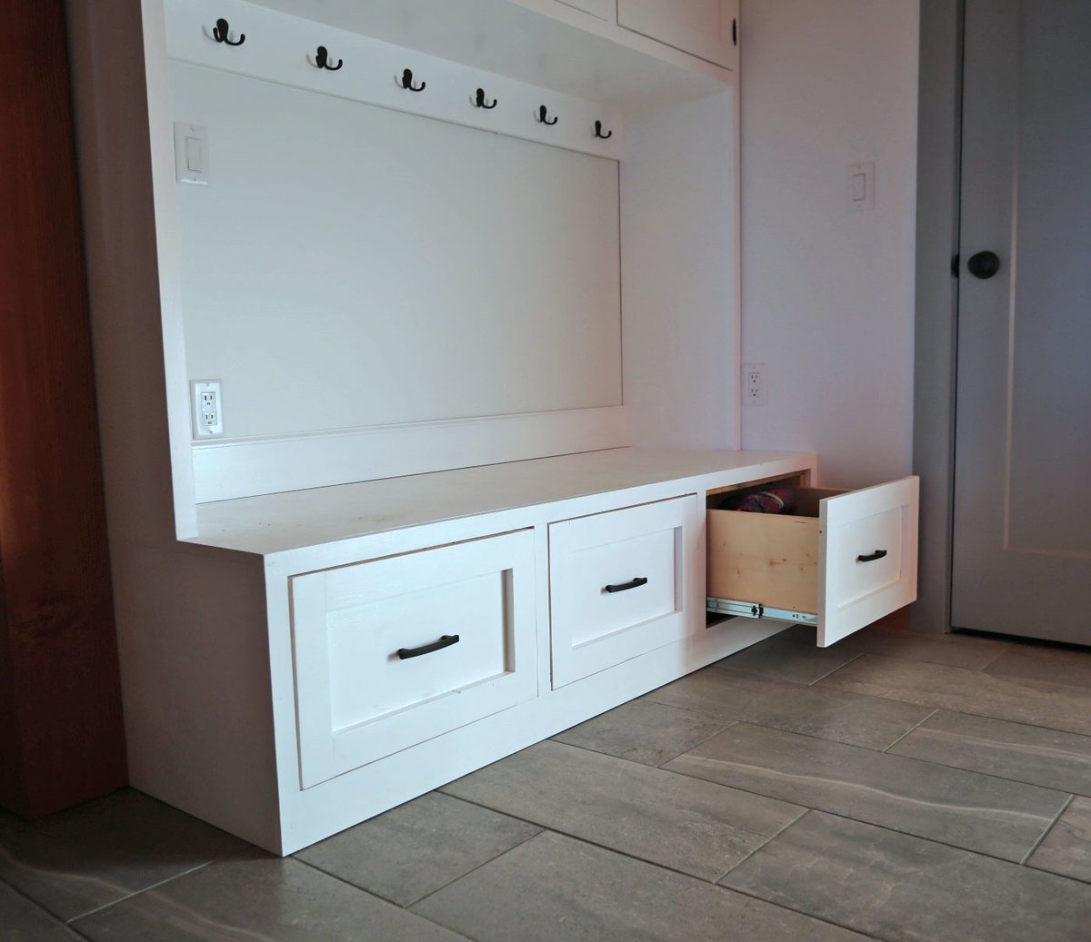 Mudroom Bench with Easy Drawers woodworking plan