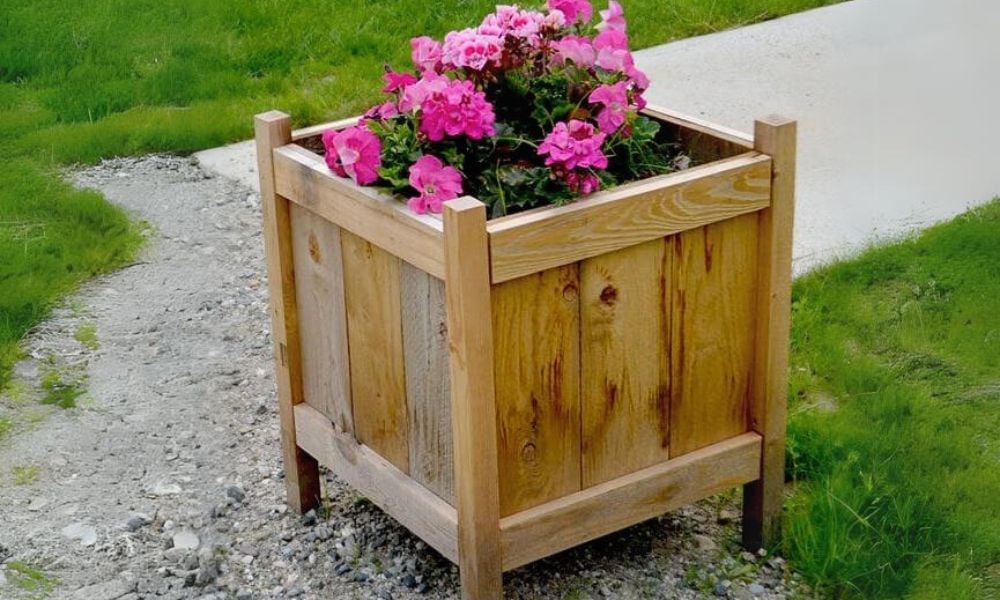 Cedar Planters with 2×2 Legs woodworking plan