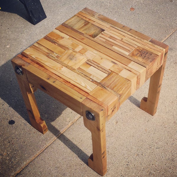 Pallet Wood Table/Seat and Upcycled Pillow woodworking plan